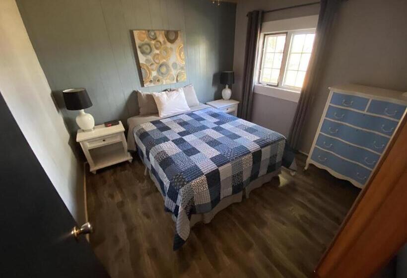 The Pines Motel And Cottages