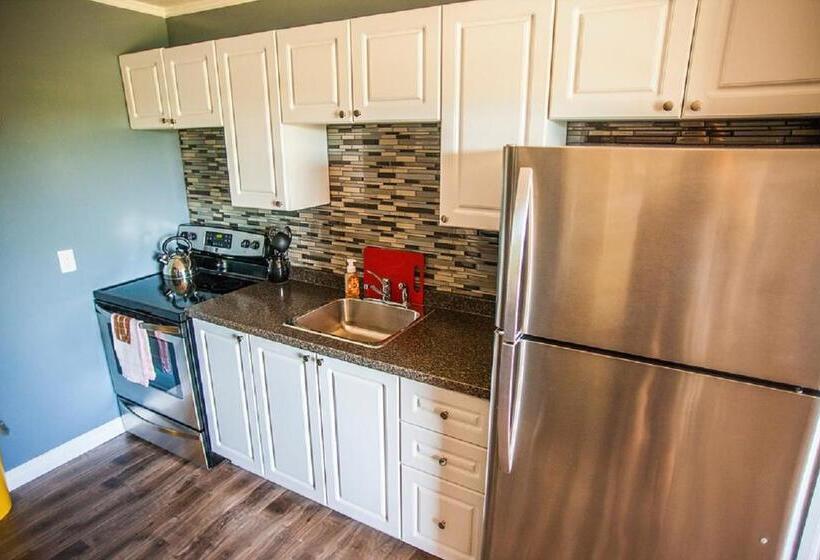 The Pines Motel And Cottages