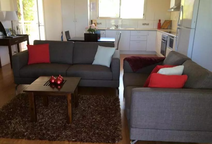 Aamiaismajoitus (B&B) Tinaroo Sunset Retreat