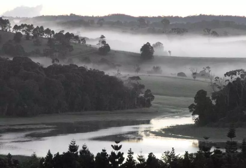 Aamiaismajoitus (B&B) Tinaroo Sunset Retreat