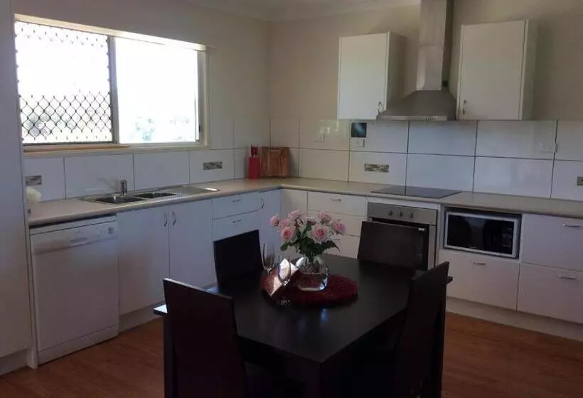 Aamiaismajoitus (B&B) Tinaroo Sunset Retreat