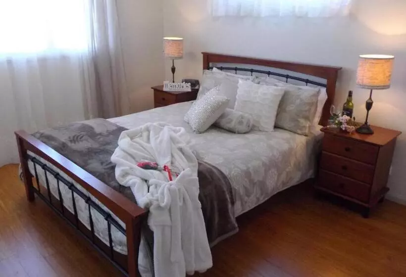 Aamiaismajoitus (B&B) Tinaroo Sunset Retreat