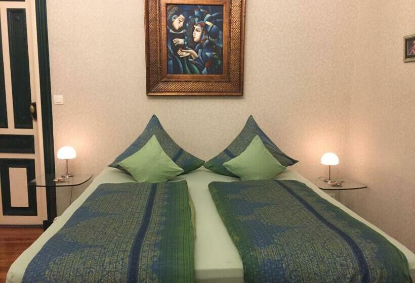 Chateau De Bellevue B&b Et Appartements Avec Piscine Chauffée Et Chambres Partout Climatisées