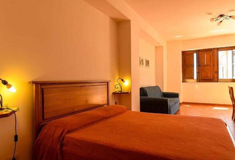 ホテル La Pietra Antica O' Munti