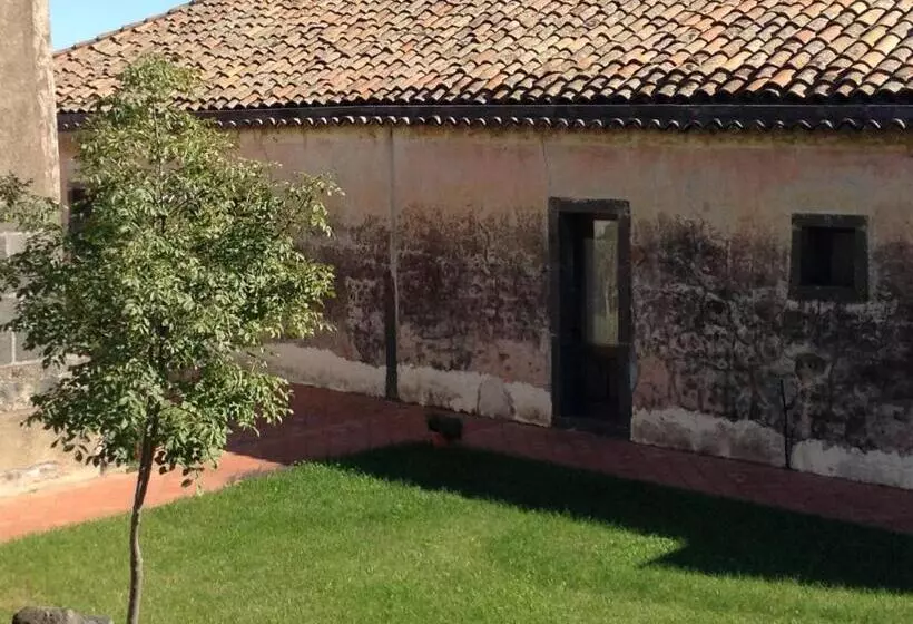 هتل La Pietra Antica O' Munti