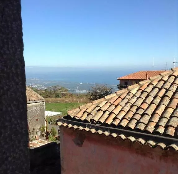 هتل La Pietra Antica O' Munti