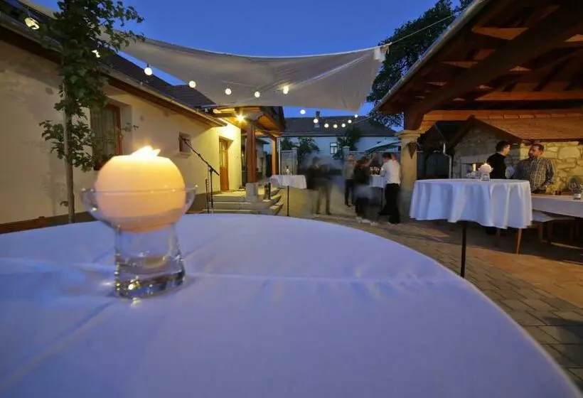 Majatalo Zsirai Guest House