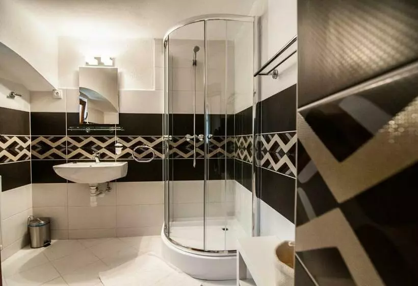 Majatalo Zsirai Guest House