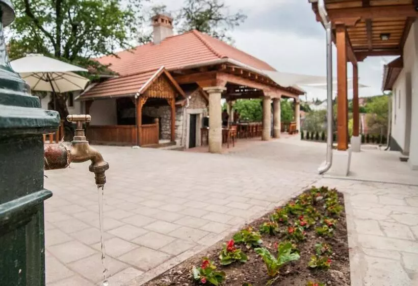 Majatalo Zsirai Guest House