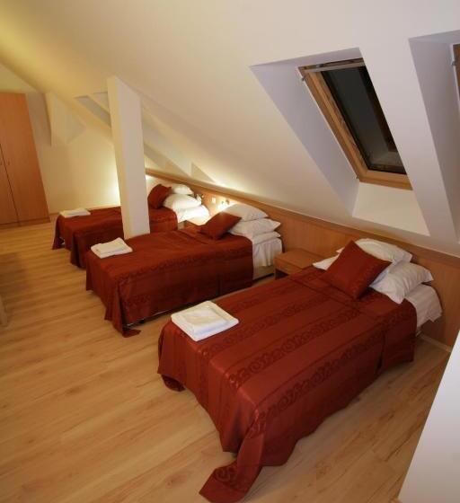 酒店 Belvárdi Fogadó