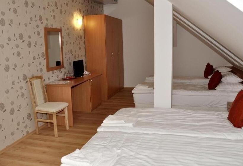 酒店 Belvárdi Fogadó