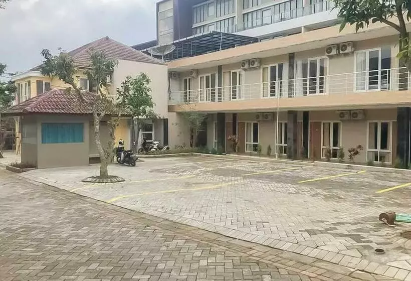 Hotelli Reddoorz Near Jawa Timur Park 2