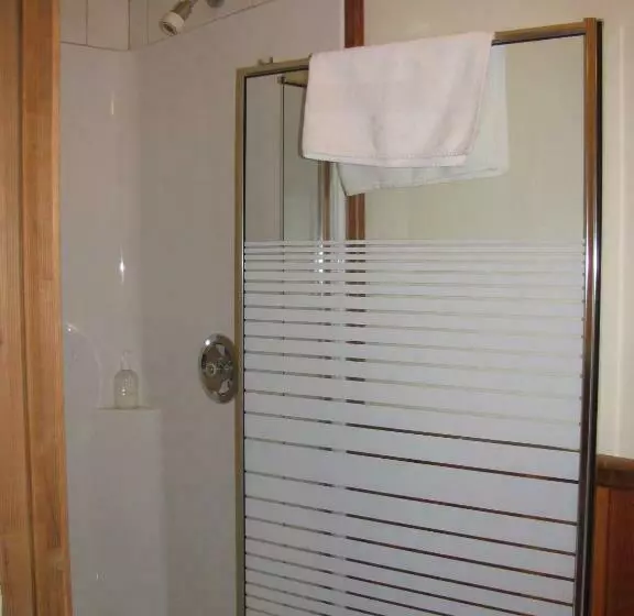 Sasquatch Crossing Eco Lodge B&b