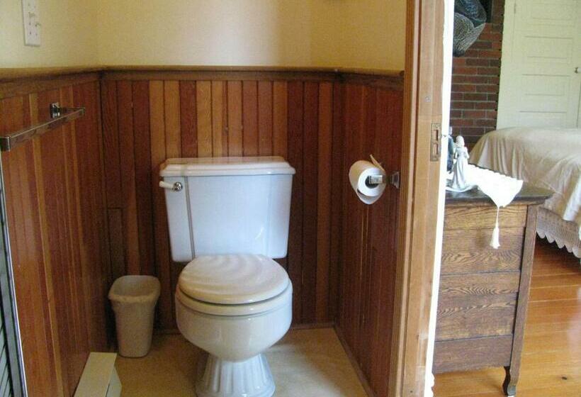 Sasquatch Crossing Eco Lodge B&b