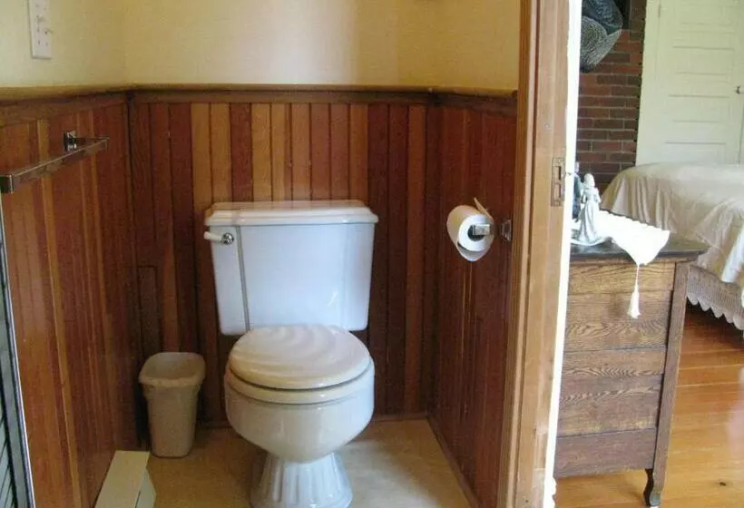 Sasquatch Crossing Eco Lodge B&b