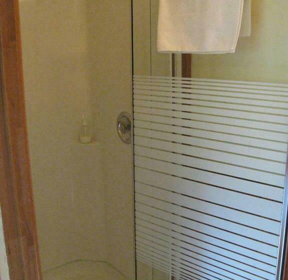 Sasquatch Crossing Eco Lodge B&b