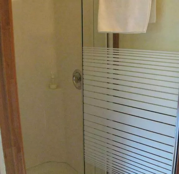 Sasquatch Crossing Eco Lodge B&b