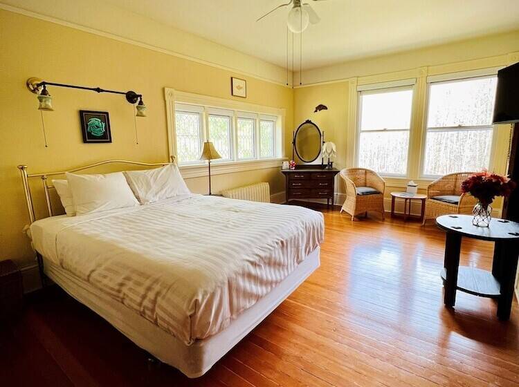 Sasquatch Crossing Eco Lodge B&b