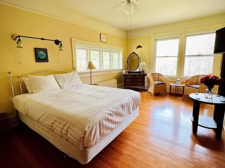 Sasquatch Crossing Eco Lodge B&b