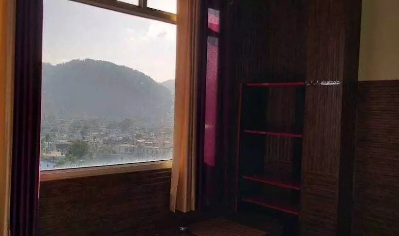 هتل Mall Palace, Pithoragarh