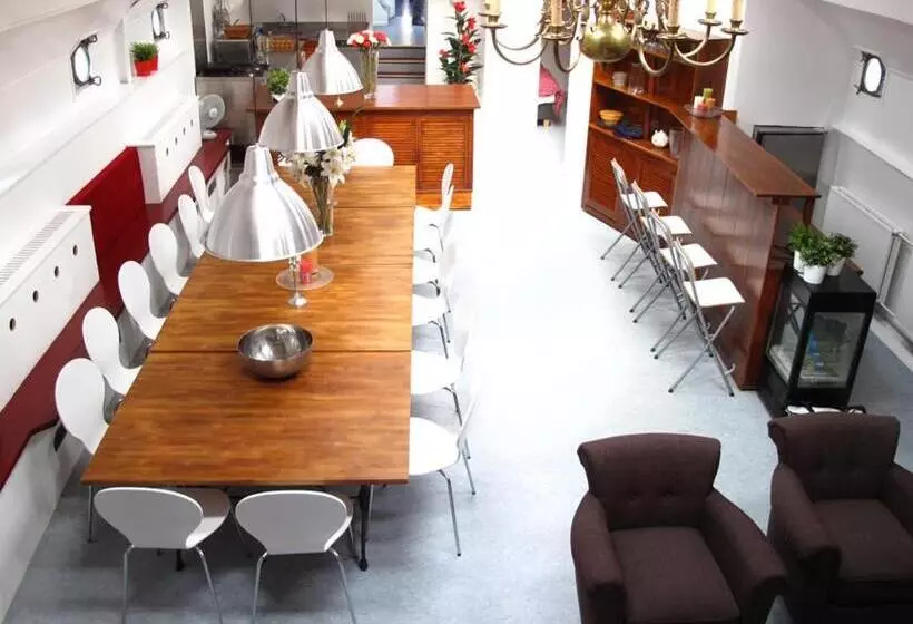 Boat Hotel Six Rotterdam