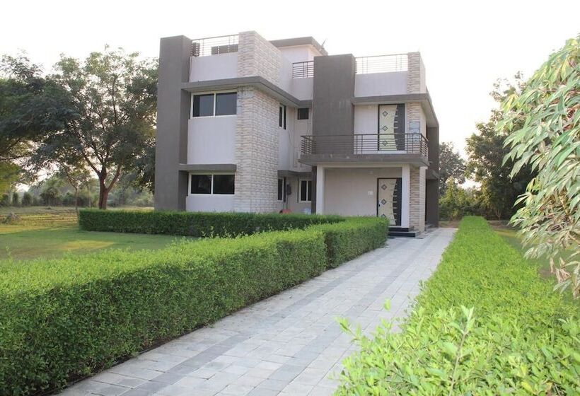 Hotel Malhaar Resort