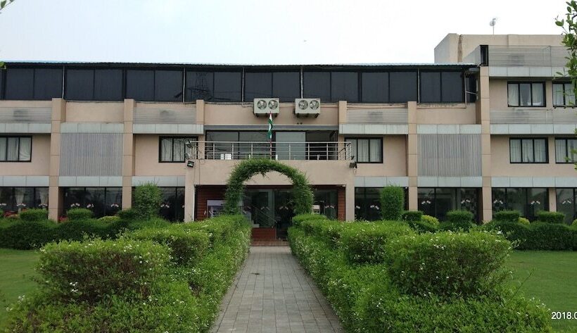 Hotel Malhaar Resort