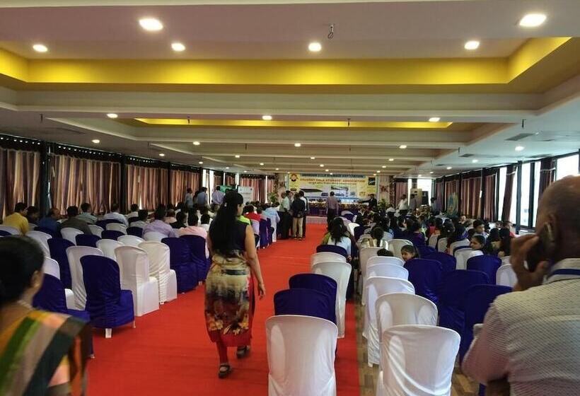 Hotel Malhaar Resort