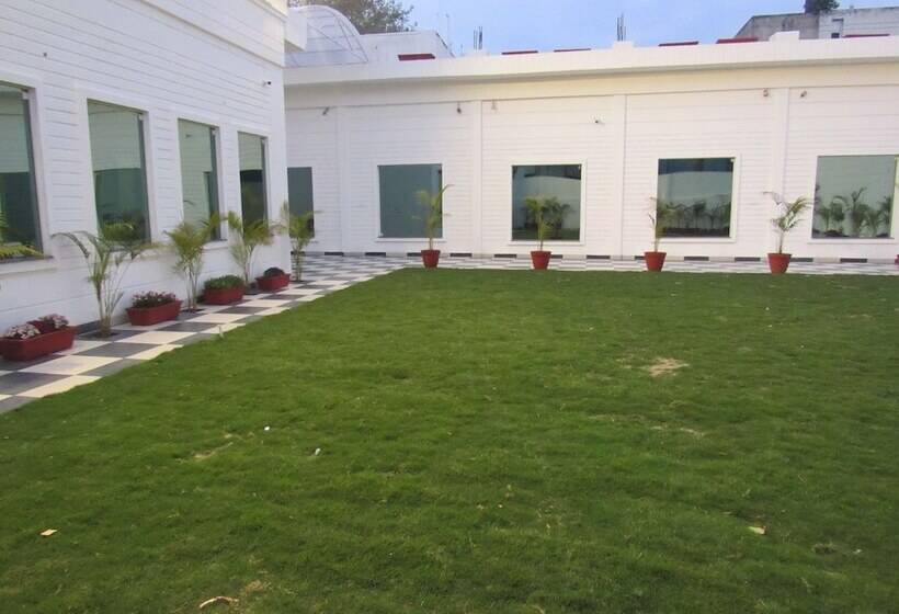 هتل The English Garden