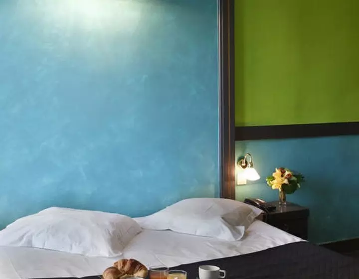 Отель Adonis Marseille Vieux-Port