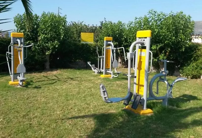 Village Inn Studios & Family Apartments