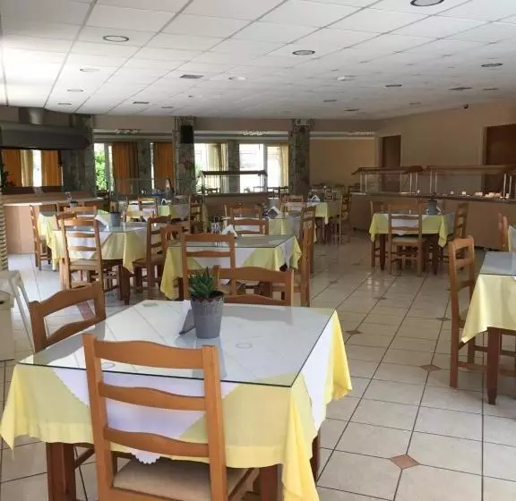 Village Inn Studios & Family Apartments