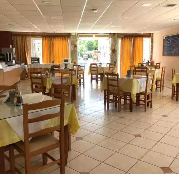 Village Inn Studios & Family Apartments