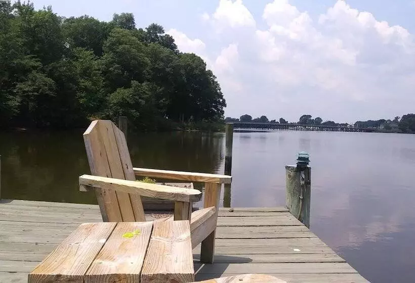 Aamiaismajoitus (B&B) Marvels On The Creek