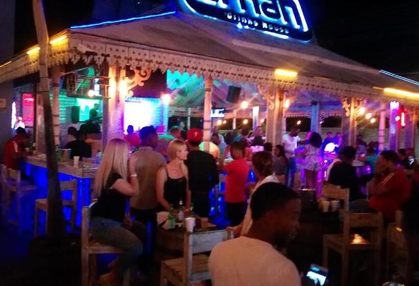 تختخواب و صبحانه Rolando Share Apart