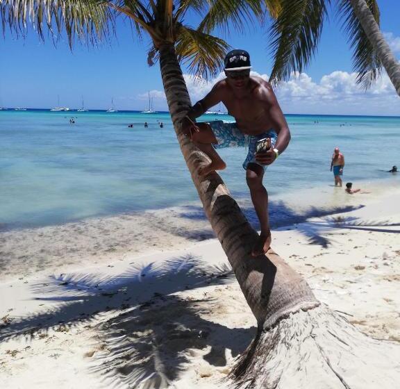 تختخواب و صبحانه Rolando Share Apart