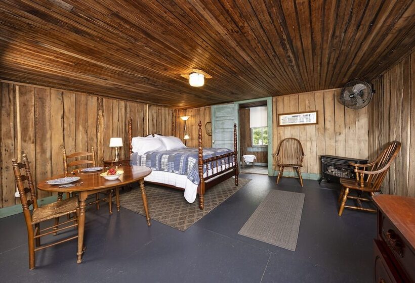 Country Road House And Berries Bed & Breakfast   Farm Stay