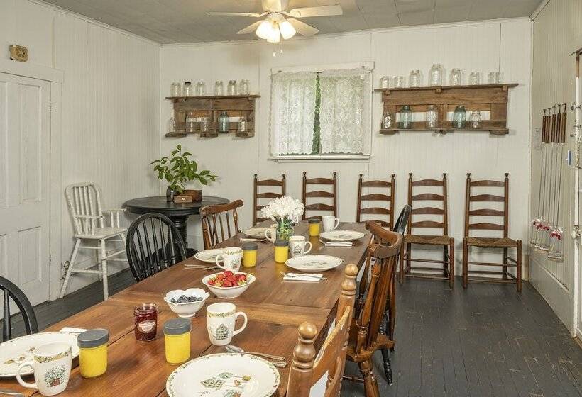 Country Road House And Berries Bed & Breakfast   Farm Stay