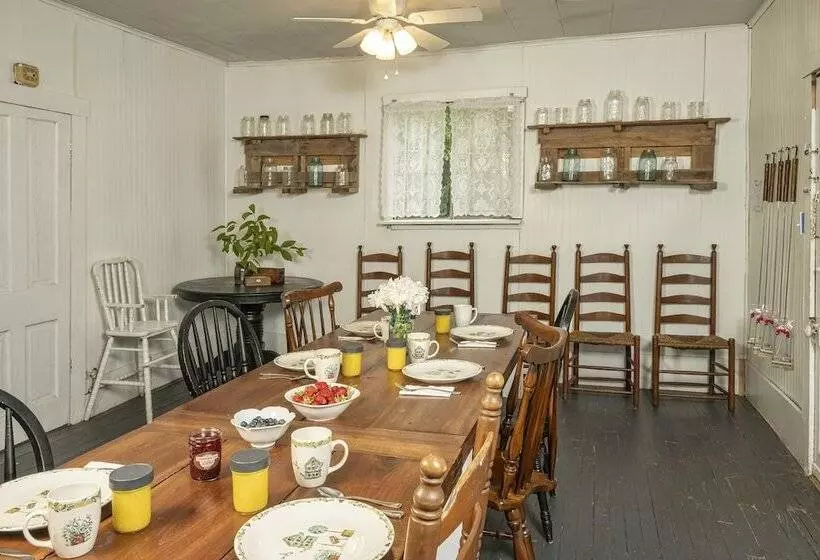 Country Road House And Berries Bed & Breakfast   Farm Stay