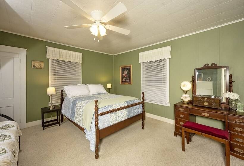 Country Road House And Berries Bed & Breakfast   Farm Stay