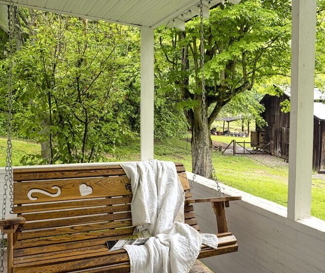 Country Road House And Berries Bed & Breakfast   Farm Stay