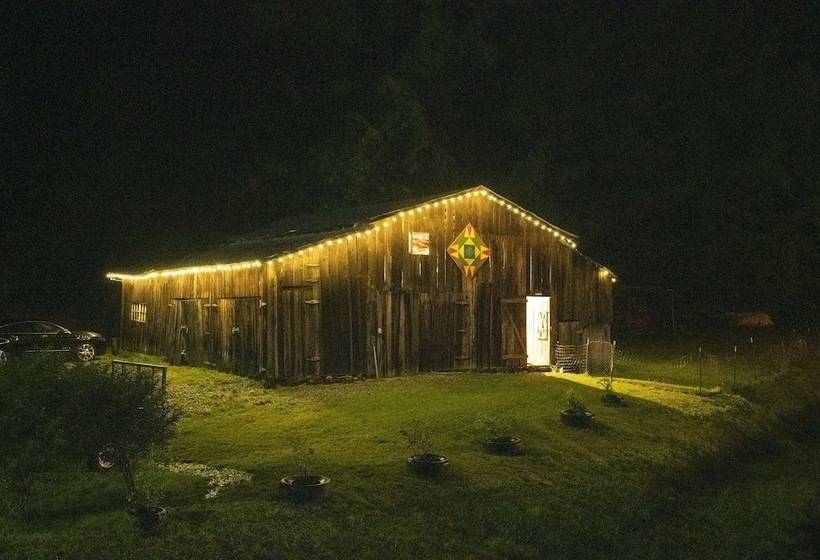 Country Road House And Berries Bed & Breakfast   Farm Stay