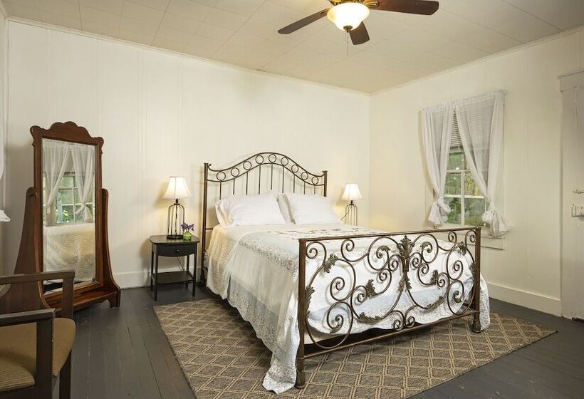 Country Road House And Berries Bed & Breakfast   Farm Stay