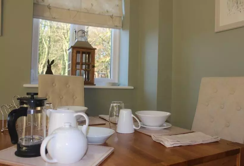 تختخواب و صبحانه The Swallows