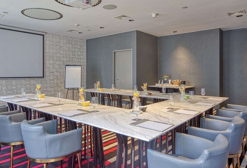 Novotel Suites Manila At Acqua