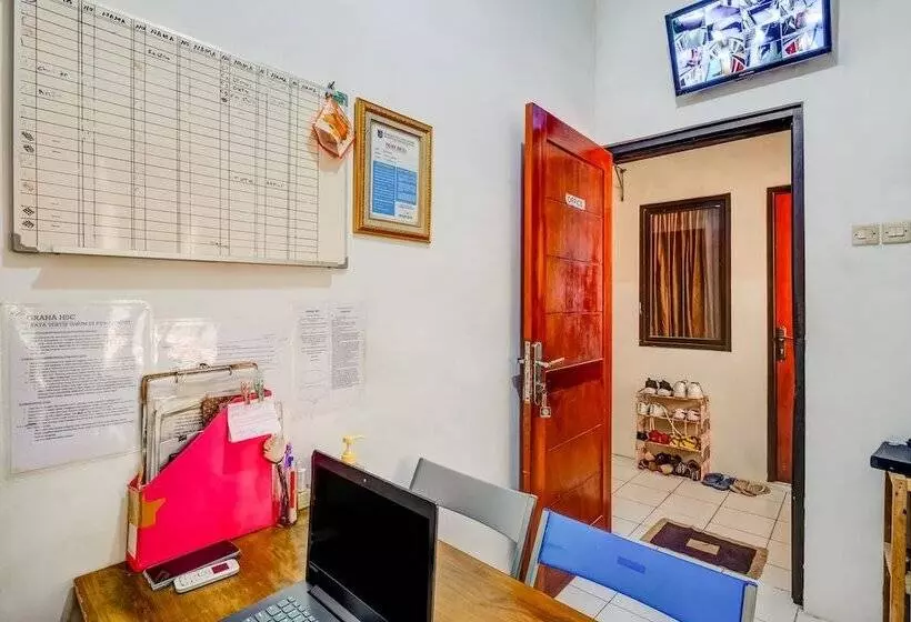 Hotelli Oyo 3878 Graha Hsc Syariah