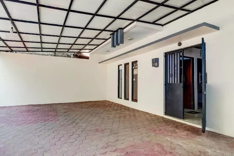 Hotelli Oyo 3878 Graha Hsc Syariah