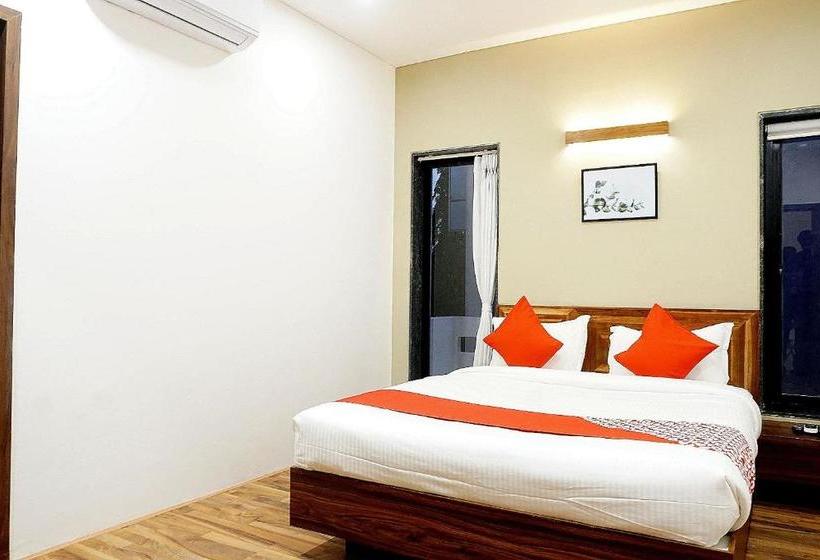 Отель Oyo 75890 Prasad Lodge