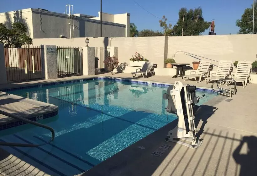 ホテル Queens Inn Anaheim