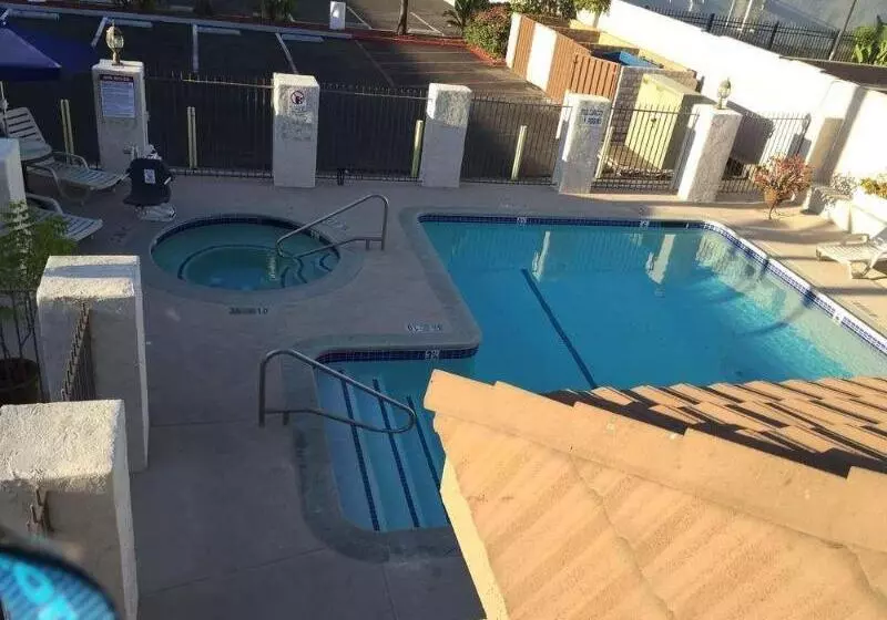 ホテル Queens Inn Anaheim